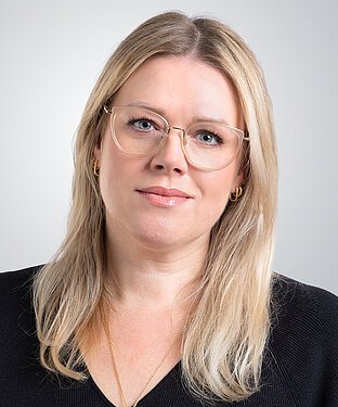 カリン・ ネルソン カリン・ ネルソン