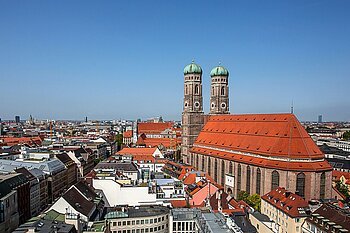Zu sehen ist die Frauenkirche mit blauem Himmel im Hintergrund.